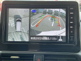 アラウンドビューモニターです。上空からお車の周りを見る感覚で表示されますので、車庫入れも簡単