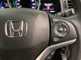 ハンドルにHondaセンシング系のクルーズコントロールやレーンキープアシストなどの操作スイッチが装備されています。ハンドルから手を離さず安全に操作できます。