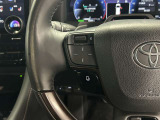 運転中、オーディオの操作をしてて、ハッとしたことはありませんか?ステアリングスイッチは、運転中でもハンドルでオーディオの操作が可能です。安全なドライブをサポートします。