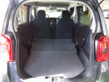 リアシートを倒せば広々荷室の出来上がり♪アレンジ次第でさまざまな荷物が積み込めますよ。