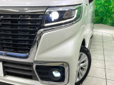 【LEDヘッドライト】悪天候や夜間走行時も良好な視界を確保し安心して運転できる高輝度LEDヘッドライトを装備!点灯速度が早く、消費電力も抑えられています。