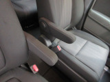 アームレスト付きなので、長時間のドライブも快適です。