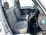 運転席まわりです。実際に座ってみて、乗り心地を体験してみてください,視界も良好です