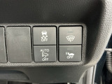 車がカーブの外側へ膨らんだり内側へ巻き込んだりする挙動を防止し安定した走行をサポートする横滑り防止装置、オートリトラミラー、フロントガラス熱線スイッチ、車両接近通報装置付きです!