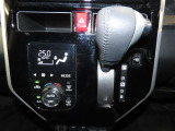 スタイリッシュなデザインのインパネ。各操作スイッチは使いやすい位置に配置されてます。