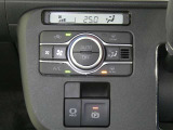 【オートエアコン】車内温度を感知して自動で温度調整をしてくれるのでいつでも快適な車内空間を創り上げます!どの席に座っても快適なドライブが楽しめます♪