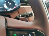 【パドルシフト】スポーツカーにある装備でステアリングから手を放すことなくシフトチェンジが可能な人気快適機能になります。