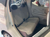後部座席です。後席も大人の方でもゆったり乗れるスペースを確保♪足元も深くシートのクッションも柔らかくロングドライブの疲労を軽減してくれます♪