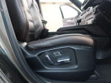 パワーシート搭載。微妙な調整が手軽にでき、ピッタリなポジションで運転することが可能です。