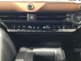 【オートエアコン】一度お好みの温度に設定すれば、車内の温度を検知し風量や温度を自動で調整。暑い&hellip;寒い&hellip;と何度もスイッチ操作をする必要はありません。快適な車内空間には必須の機能ですね♪