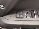 【メモリー機能付き電動シート】3パターンまでシートの位置を記憶させることができます。これで家族間でもスイッチ一つで自身の椅子の位置にセットできます。