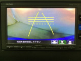 バックでの車庫入れも安心です! リアカメラが付いているバックモニター付のナビを装備しております。操作線もついており距離感も画面から確認できます。