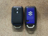 スマートキーです。キーを携帯しているだけで、ドアロックの開閉やエンジンの始動が可能です。