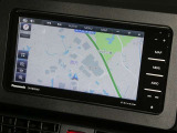 【7インチ】目的地を設定すれば、初めての場所でも簡単に行くことが出来ます。(音楽だって聴けちゃいます。)今や欠かせないアイテムですね。カーナビと共に楽しいカーライフを送って下さい!