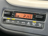 【オートエアコン】一度お好みの温度に設定すれば、車内の温度を検知し風量や温度を自動で調整。暑い&hellip;寒い&hellip;と何度もスイッチ操作をする必要はありません。快適な車内空間には必須の機能ですね♪
