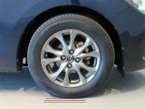 純正のアルミホイール装着車です。タイヤサイズは185/65R15です。