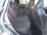 後部座席もゆったりとした空間を確保しております。