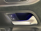 メモリー付き電動シートも装備されておりますのでシート位置を3パターン記憶できます。