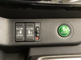 リアドアは乗り降りに便利な両側電動スライドドアです。また運転席に座っていながらスイッチ操作で自在にスライドドアを開け閉めできます。燃費に役立つECONボタンもここです。
