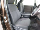 運転席の写真です!座り心地も良さそう、あなたのドライビングポジションをガッチリ支え、心地よい安心感で、ロングドライブもらくらく??