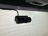 後方にもドライブレコーダーのカメラが付いています。前後両方でお車の周りを監視・記録いたします。
