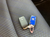 ブルーのスマートキーをセットでご用意しました。