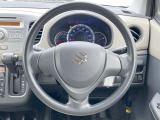 インテリアに合わせたデザインのステアリングは、運転される方のことも考え、運転しやすい形状、大きさです。是非一度、実際に触ってお確かめください。