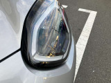 LEDヘッドライト&フロントフォグランプ キセノンに比べて明るさと照射範囲が向上し、消費電力も低減のため省燃費に貢献。周囲のリング部分はデイライトとして日中ヘッドライトOFF時も点灯します。