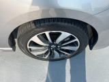 切削加工とブラック塗装を施したスタイリッシュな純正アルミホイールを装着!存在感があります。