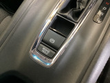 セレクトレバーの下に電子制御パーキングブレーキがあります。スイッチひとつで、停車した地点の傾斜などをシステムが検知・判断してブレーキ力を自動的に最適制御し、しっかり停車できるパーキングシステムです。