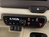 オートエアコンがついてますので、簡単操作で快適に過ごせます。リア熱線のスイッチの中にサイドミラーヒーターも入っています。パネル内のシートヒータースイッチは前席の左右別々に2段階で温度設定ができます。
