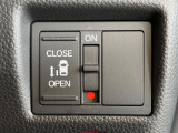 【パワースライドドア】スマートキーや運転席のスイッチでスライドドアの開閉が可能♪電動だから力を入れてドアを開ける必要が無く、小さいお子様でも、重い荷物を持っている時もラクに開け閉めできます♪