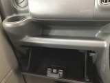 コンソールボックスや、収納スペースが多彩なお車です