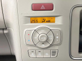 【オートエアコン】一度お好みの温度に設定すれば、車内の温度を検知し風量や温度を自動で調整。暑い&hellip;寒い&hellip;と何度もスイッチ操作をする必要はありません。快適な車内空間には必須の機能ですね♪