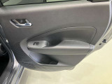 【後席ドア】ボトルホルダーが付いているので、後席でもゆっくり過ごせます♪