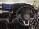 【ハンドル】運転にかかわる様々な操作を安全に行えるように視点移動が少なく操作性に配慮されたスイッチ類が凝縮されたコックピットです。