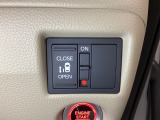 左側電動スライドドアは運転席からでも操作ができるように、ハンドル付近に開閉の操作スイッチが付いています。