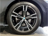 【BMWアロイホイル】軽量かつ強度に拘ったアロイホイル。走行性能ポテンシャルを引き出す設計。車の足元を引き締めてくれる大きなポイントはアロイホイルです。