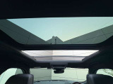 スライディング式パノラミックルーフ「後席まで広がるパノラミックルーフは遮るものがなく、開放的な車内空間を提供致します。」