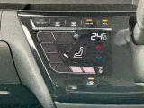 オートエアコン付き♪温度調整、風量調整も自動でしてくれますから、車内はいつも快適空間でございます!想像以上に便利な装備なんですよ☆