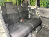 後部座席も気になるようなキズ・汚れやへたり等、大きなダメージはなく、良好な状態です。