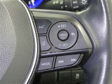 【レーダークルーズコントロール】(全車速追従機能付)付きです。車速に応じて追従支援してくれるので、ロングドライブも快適です。詳細は販売店スタッフまでおたずねください。