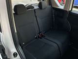 コンパクトでも車内広々。頭上空間も広く快適にお過ごしいただけます。後席足元空間も十分な広さを確保しております。座面も厚く快適です。