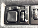 【電動格納ミラー】サイドミラーは電動格納式となっており、狭い駐車場でもキズがつくリスクを抑えられます。