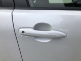 スマート機能付き運転席ドアハンドルです!!左側も同様です♪