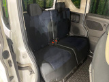 後部座席も気になるようなキズ・汚れやへたり等、大きなダメージはなく、良好な状態です。