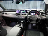 デザインもよく、居心地のよい運転席ですね。分かりやすいスイッチ類ですから操作もしやすく運転をサポートします。