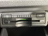 【ETC】有料道路を利用する際に料金所で停止することなく通過できる、ETC車載器(ノンストップ自動料金収受システム機器)が装備されています。セットアップを行うことで利用可能になります。