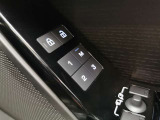 【メモリー機能付き電動シート】3パターンまでシートの位置を記憶させることができます。これで家族間でもスイッチ一つで自身の椅子の位置にセットできます。
