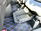 助手席シートの下にはアンダーボックスも装備してます★